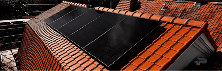 Rood pannendak met zwarte zonnepanelen geplaatst door dakwerk specialist in Leiden – duurzame dakrenovatie en installatie van zonnepanelen.